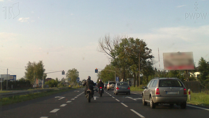 Jaki czynnik powinieneś w szczególności uwzględnić kierując motocyklem, przy określeniu właściwego odstępu od poprzedzającego pojazdu?