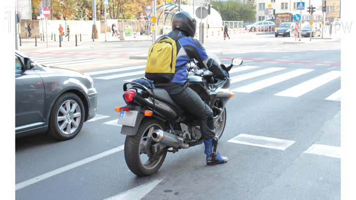 W jakiej pozycji motocykla uzyskasz optymalną skuteczność hamowania?