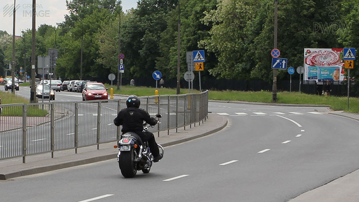 Który z wymienionych czynników ma największy wpływ na długość drogi hamowania motocykla, gdy jedziesz w dobrych warunkach atmosferycznych?