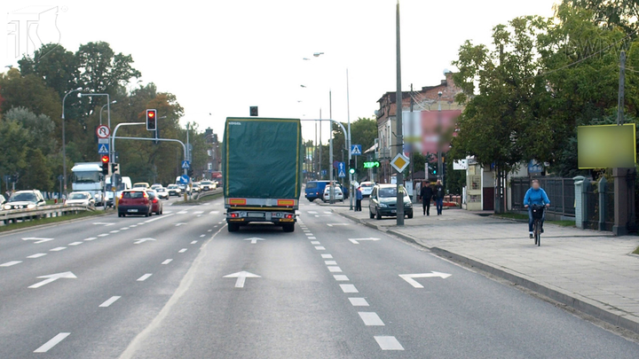 Jaki odstęp, kierując motorowerem, masz obowiązek zachować od jadącego przed tobą pojazdu w obszarze zabudowanym?