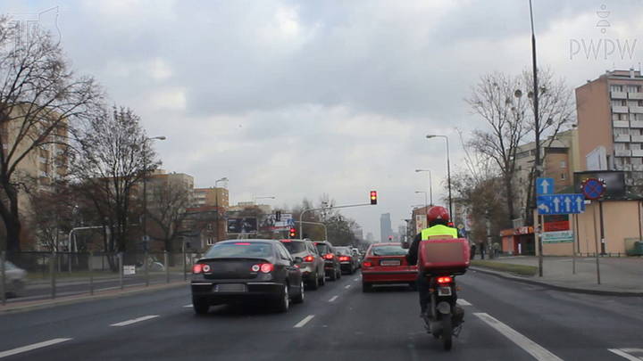 Jaki czynnik powinieneś w szczególności uwzględnić kierując motorowerem, aby zachować bezpieczny odstęp od poprzedzającego pojazdu?