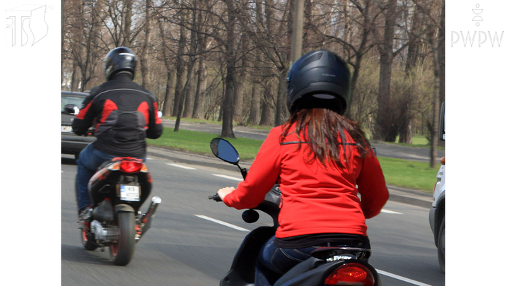 Jaka jest minimalna, określona przepisami, odległość pomiędzy jadącymi kolumnami motorowerów?