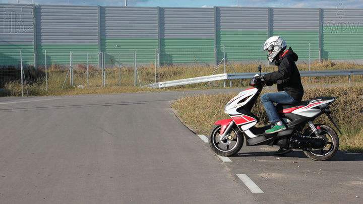 W jakiej pozycji motoroweru, uzyskasz najlepszą skuteczność hamowania?