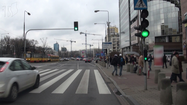 Czy jazda motocyklem po znakach poziomych może być niebezpieczna?