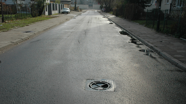 W jaki sposób, kierując motorowerem, powinieneś przejeżdżać przez studzienki?