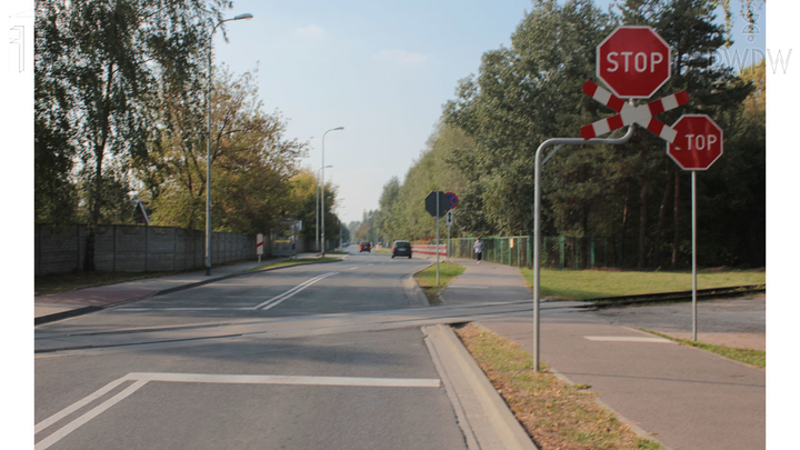 W jaki sposób należy przejeżdżać motorowerem przez torowisko?