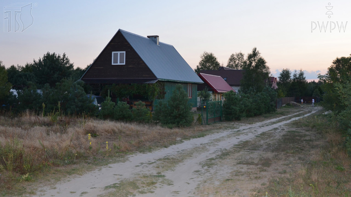 W jaki sposób powinieneś kierować motorowerem na drodze gruntowej?