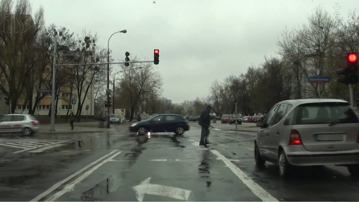 W jaki sposób powinieneś hamować motorowerem na śliskiej nawierzchni?