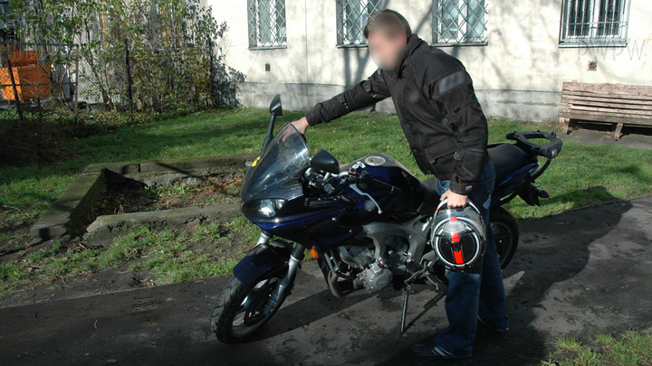 Której z tych czynności nie masz prawa wykonywać, gdy kierujesz motocyklem?