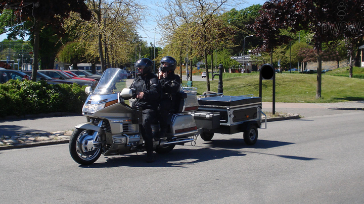 Ile wynosi maksymalna długość zespołu pojazdów składającego się z motocykla i przyczepy?