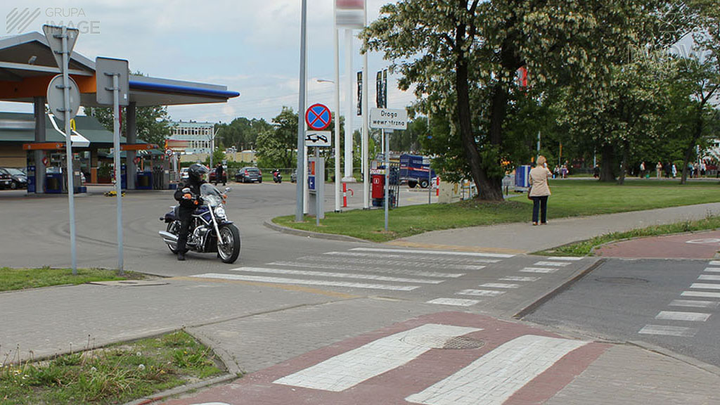 Którą z wymienionych zasad powinieneś stosować podczas tankowania motocykla?