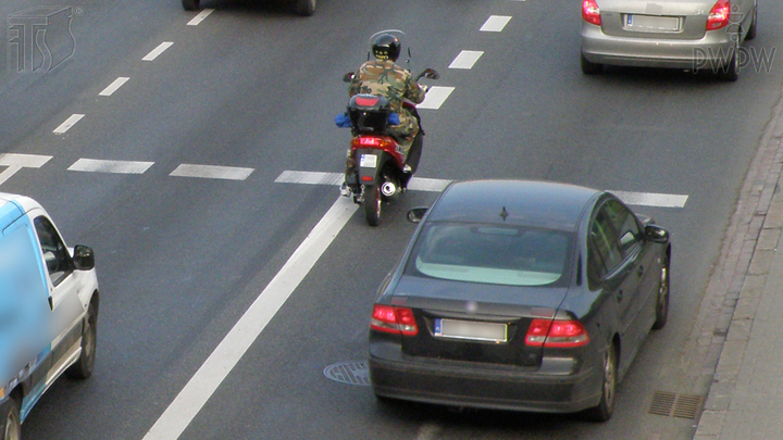 Której z tych czynności nie masz prawa wykonywać, gdy kierujesz motorowerem?