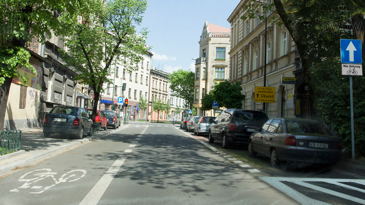 Czy na tej drodze możesz spodziewać się rowerzystów nadjeżdżających z przeciwka?