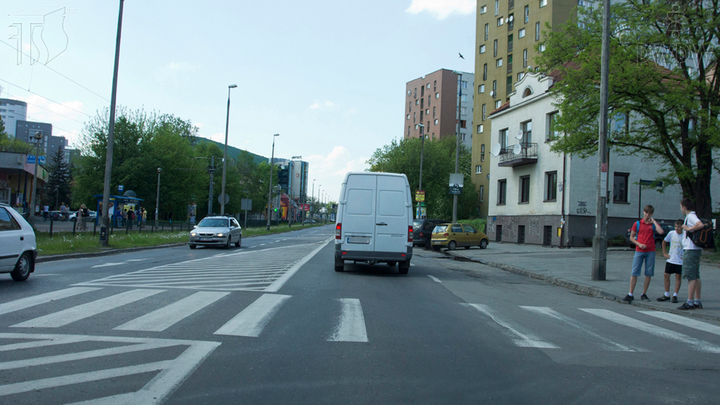 Czy w tej sytuacji powinieneś zmniejszyć prędkość?