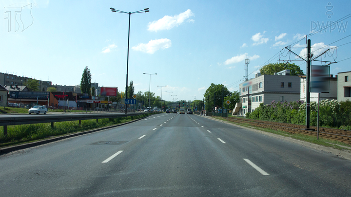 Czy powinieneś niezwłocznie przystąpić do zmiany pasa ruchu, jeśli zamierzasz skręcić w lewo na najbliższym skrzyżowaniu?