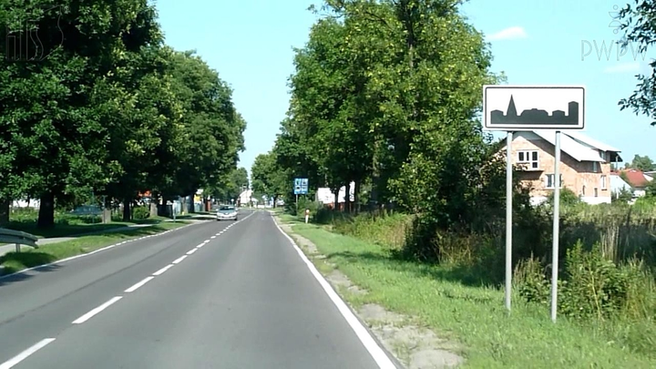 Z jaką maksymalną dopuszczalną prędkością możesz prowadzić ciągnik rolniczym bez przyczepy, na drodze za tym znakiem?