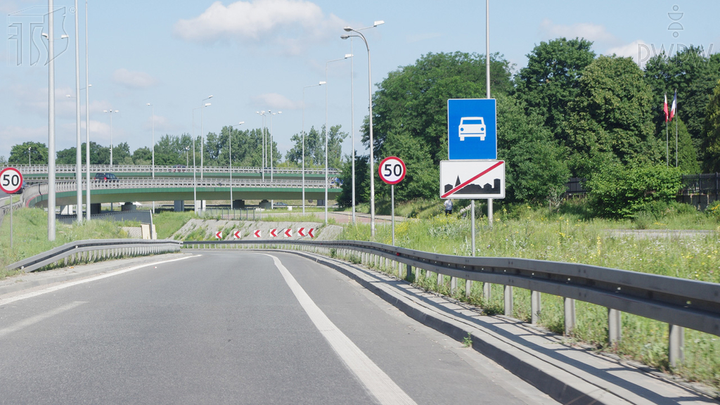 Którym z wymienionych pojazdów masz prawo wjechać na tak oznakowaną drogę?