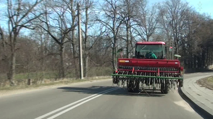 Na co, przede wszystkim, powinieneś zwrócić uwagę dostosowując odległość ciągnika rolniczego od jadącego przed Tobą pojazdu?