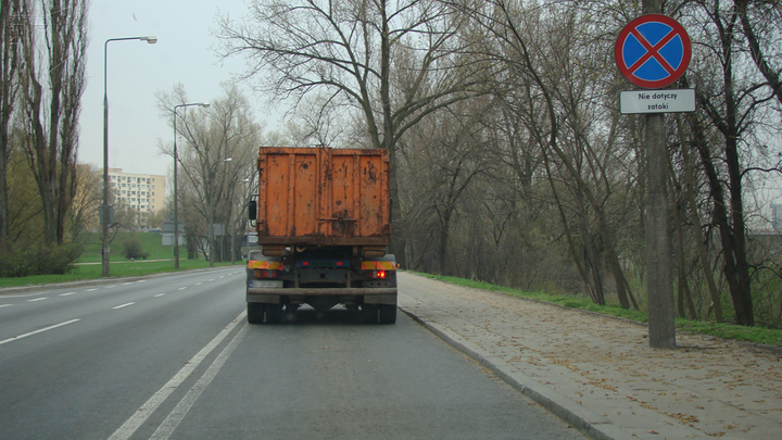 Jaki odstęp powinieneś zachować jadąc za innym pojazdem?