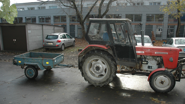 Jak uzyskasz największą skuteczność hamowania silnikiem, kierując zespołem pojazdów, składającym się z ciągnika i przyczepy?