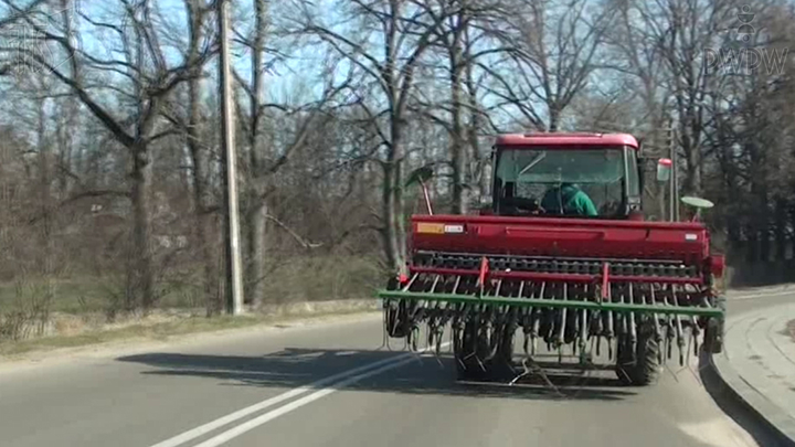 Jak należy postąpić w przypadku podnoszenia się przedniej części ciągnika rolniczego po przyłączeniu do niego ciężkiego narzędzia?