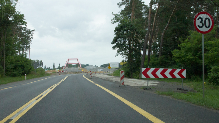 Czy w przedstawionej sytuacji zakaz wyrażony znakiem obowiązuje od miejsca jego ustawienia?