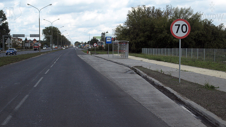 Czy kierując samochodem ciężarowym o dopuszczalnej masie całkowitej powyżej 3,5 t, na obszarze zabudowanym, możesz jechać z prędkością 70 km/h na drodze za tym znakiem?