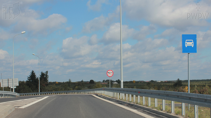 Z jaką maksymalną dopuszczalną prędkością możesz jechać, kierując samochodem osobowym o dopuszczalnej masie całkowitej 3 t, na drodze ekspresowej jednojezdniowej?