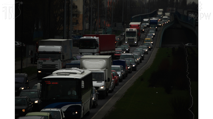 Kiedy, kierując samochodem ciężarowym, podczas jazdy od zmierzchu do świtu masz prawo używać świateł drogowych?