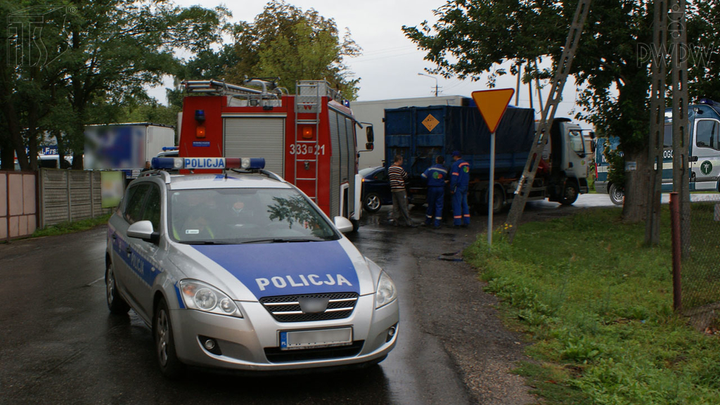 Którą z wymienionych służb powiadomisz, aby podjęła akcję ratowniczą, polegającą na neutralizacji substancji niebezpiecznej na drodze?