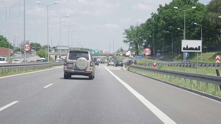 Czy kierując autobusem na obszarze zabudowanym, masz prawo jechać z prędkością 80 km/h na tak oznakowanej drodze?