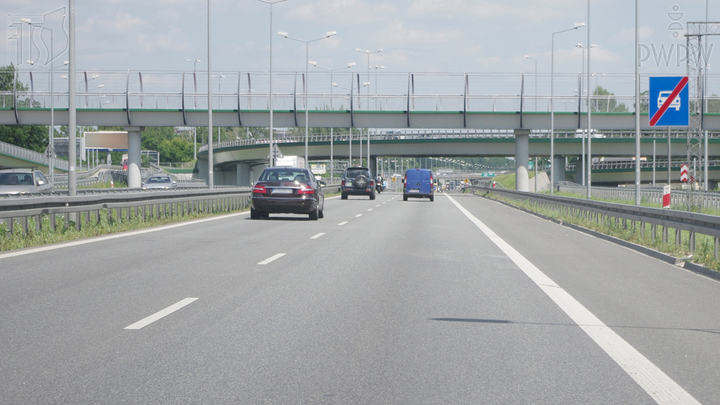 Jaka jest maksymalna dopuszczalna prędkość, z którą masz prawo jechać drogą za tym znakiem, gdy kierujesz autobusem spełniającym dodatkowe warunki techniczne o dopuszczalnej prędkości do 100 km/h?