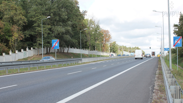 Jaka jest maksymalna prędkość, z którą masz prawo jechać drogą za tym znakiem, gdy kierujesz autobusem spełniającym dodatkowe warunki techniczne o dopuszczalnej prędkości do 100 km/h?