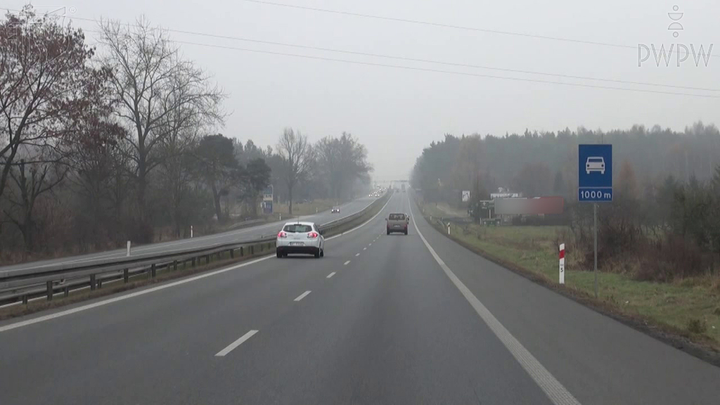 Jaka jest maksymalna prędkość, z którą masz prawo jechać drogą za tym znakiem, gdy kierujesz autobusem o długości do 6 m?