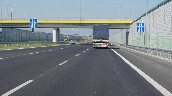 Jaka jest maksymalna dopuszczalna prędkość, z którą masz prawo jechać drogą za tym znakiem, gdy kierujesz autobusem o liczbie miejsc nie większej niż 15?