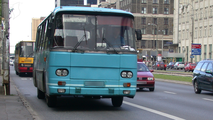 Do którego z wymienionych czynników należy dostosować odległość autobusu od poprzedzającego go pojazdu?