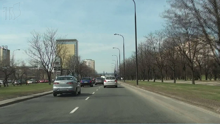 Jaki odstęp od poprzedzającego pojazdu powinieneś zachować kierując autobusem w obszarze zabudowanym?