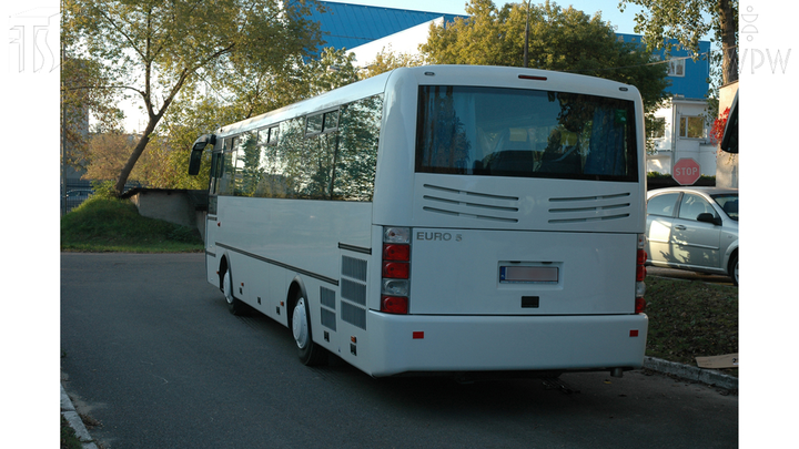 Którą z wymienionych czynności, kierując autobusem, powinieneś wykonać w celu uzyskania największej skuteczności nagłego hamowania?