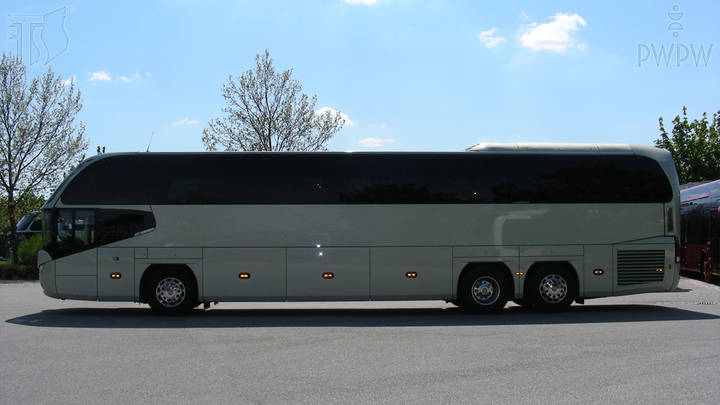 Co powinien zrobić kierowca autobusu przed rozpoczęciem manewru cofania?