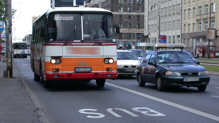 Czego nie możesz robić kierując autobusem przewożącym osoby?