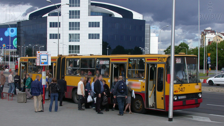 Co masz obowiązek zrobić kierując autobusem przewożącym osoby przed ruszeniem z miejsca postoju?