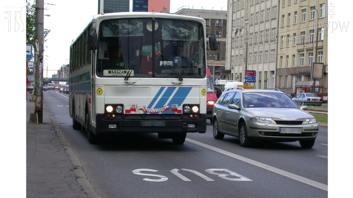 Który dokument jest zobowiązany mieć przy sobie kierujący autobusem podczas wykonywania przewozu drogowego osób?