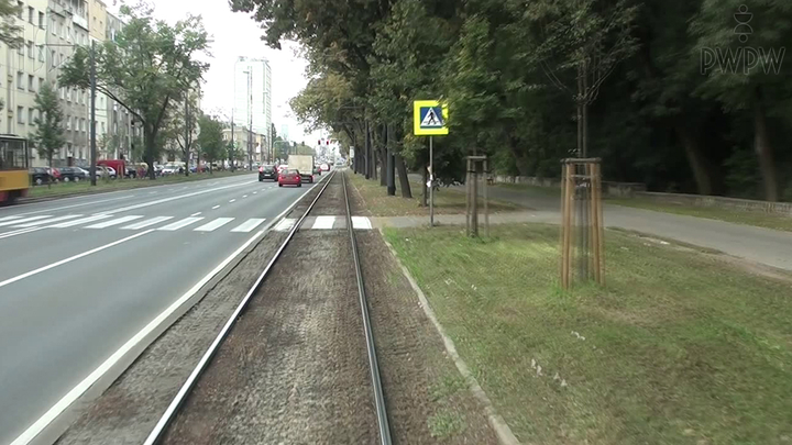 Czy w tej sytuacji masz prawo kontynuować jazdę pomimo braku sygnalizatora tramwajowego?