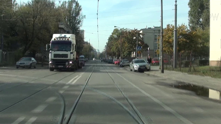 Czy w tej sytuacji, skręcając w lewo do zajezdni, masz pierwszeństwo przed pojazdem nadjeżdżającym z przeciwka?