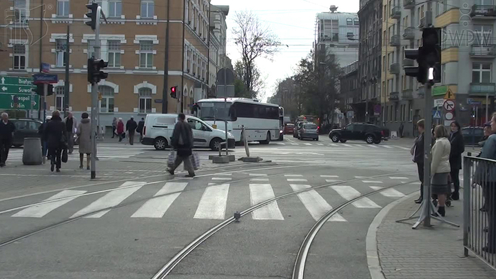 Czy w tej sytuacji podczas skrętu, masz obowiązek sygnalizować zamiar zmiany kierunku jazdy?