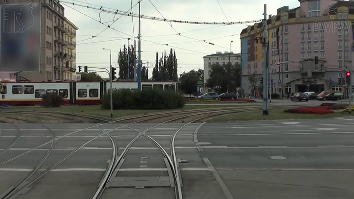 Czy takie ustawienie zwrotnicy umożliwi manewr skrętu w prawo na skrzyżowaniu?