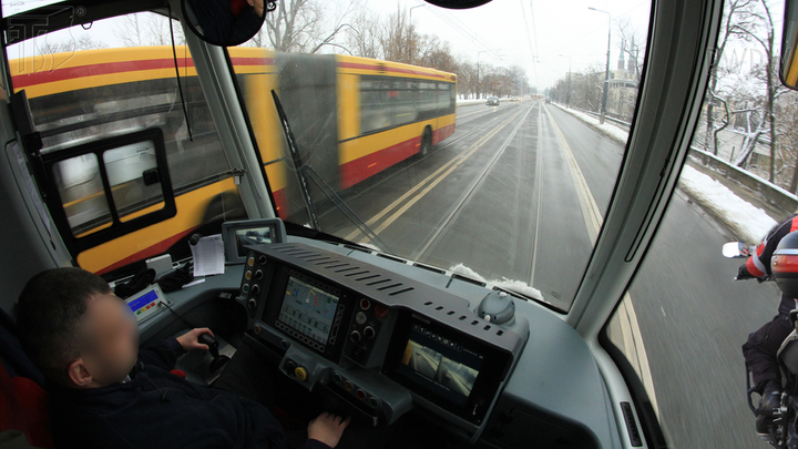 Czy w tej sytuacji masz prawo wyprzedzić motocyklistę zachowując odstęp 1 m?