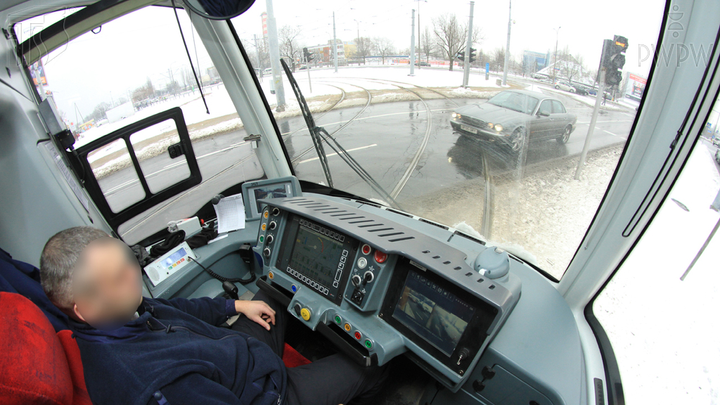 Czy kierując tramwajem, masz w tej sytuacji prawo wyłączyć światła mijania?