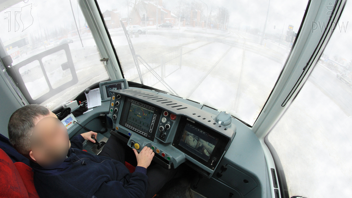 Czy kierując tramwajem podczas zatrzymania wynikającego z warunków ruchu drogowego w warunkach zmniejszonej przejrzystości powietrza, możesz używać świateł przeciwmgłowych przednich?