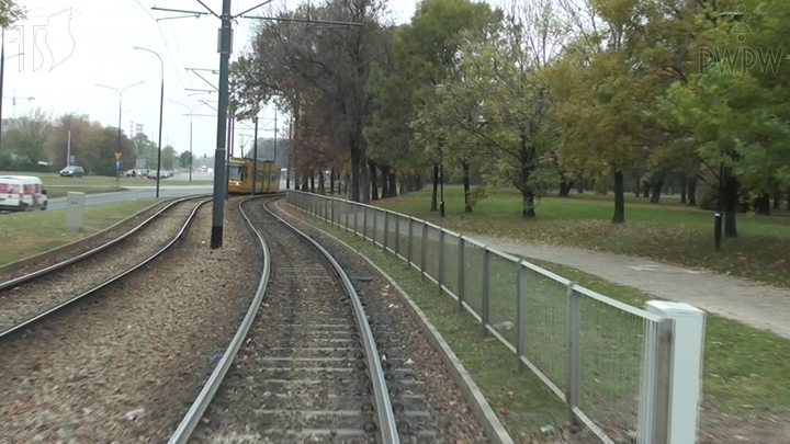 Czy kierując tramwajem podczas jazdy od świtu do zmierzchu, w warunkach normalnej przejrzystości powietrza, masz prawo używać świateł do jazdy w dzień zamiast świateł mijania?